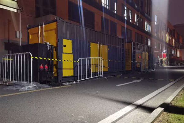 昂仁柴油发电机组的输出电压是如何调节的？