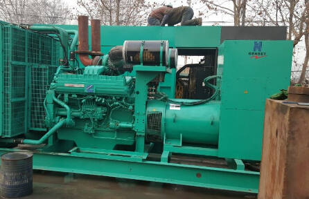 昂仁发电机组如何判断水冷式机油散热器内部是否需要清洗？